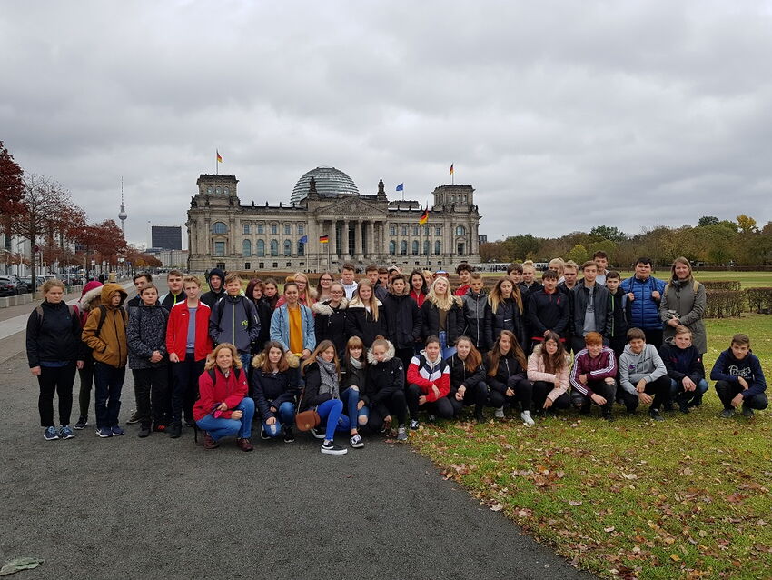 Die Klassen 9G, 10M1 und 10M2 vor dem Reichstag