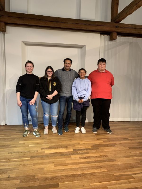 Raeid Meri von KIWI CARE mit Projektteilnehmern der Mittelschule Wörth